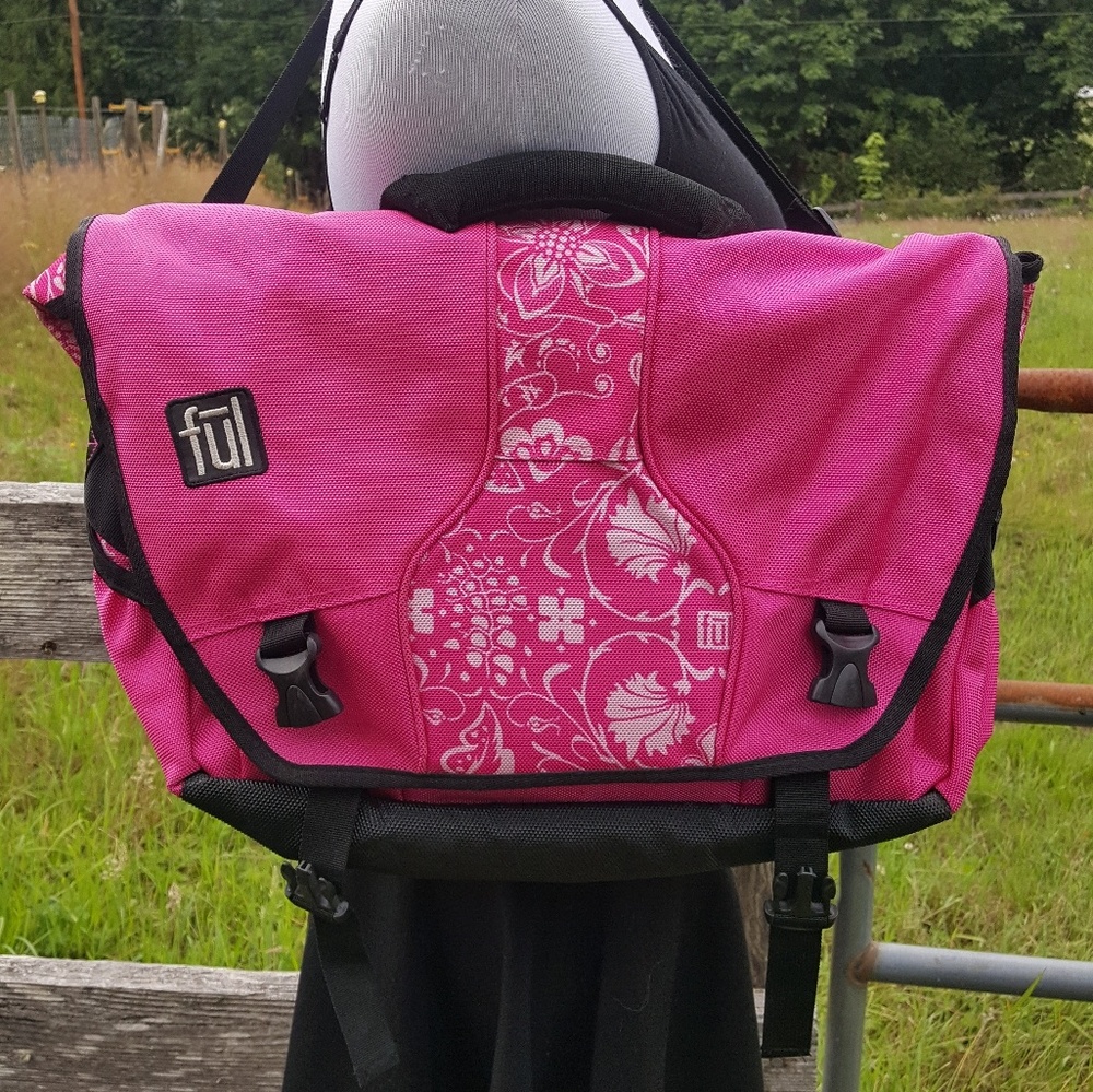 Fūl laptop messenger bag